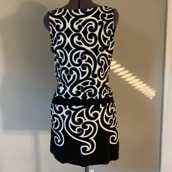 Fitted sleeveless dress with swirl pattern - Picture 4 of 7